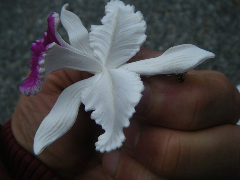 Vintage Ges Gesch 126 White /& Purple ResinPlastic Floral Brooch Signed