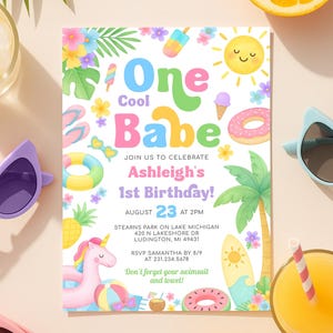 Peut inclure: Une invitation colorée pour un premier anniversaire sur le thème de l'été. L'invitation présente une illustration fantaisiste d'une licorne, d'une planche de surf, d'un ballon de plage, d'une pastèque, d'un ananas, d'une sucette glacée, d'un beignet, d'un palmier et d'un soleil. Le texte de l'invitation indique "One Cool Babe" et "Ashleigh's 1st Birthday!" avec la date et l'heure de la fête.