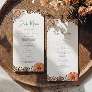 Peut inclure: Deux cartes de menu rectangulaires à fond blanc, avec du texte imprimé, des illustrations de grains de café, une tasse de café latte et une citrouille orange. La carte de gauche est intitulée Drink Menu et celle de droite The Menu, listant divers plats.