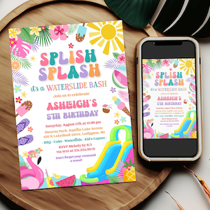 Puede incluir: Una invitación colorida para una fiesta de tobogán de agua. La invitación presenta un tobogán de agua de dibujos animados, un flamenco y una sandía. El texto de la invitación dice "Splish Splash it's a Water Slide Bash, Asheigh's 5th Birthday".