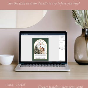 K&ouml;nnte beinhalten: Ein Laptop-Bildschirm zeigt eine digitale Designvorlage f&uuml;r eine Weihnachtskarte. Das Design zeigt einen gr&uuml;nen und goldenen Bogen mit dem Text "Joy to the World" und eine Familie, die vor einem Weihnachtsbaum steht. Der Text "The [family name] Family" ist unter dem Bogen enthalten.