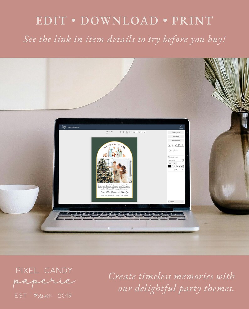 K&ouml;nnte beinhalten: Ein Laptop-Bildschirm zeigt eine digitale Designvorlage f&uuml;r eine Weihnachtskarte. Das Design zeigt einen gr&uuml;nen und goldenen Bogen mit dem Text "Joy to the World" und eine Familie, die vor einem Weihnachtsbaum steht. Der Text "The [family name] Family" ist unter dem Bogen enthalten.