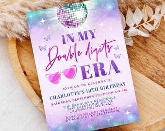 Pode incluir: Um convite de aniversário roxo e azul com uma bola de discoteca, estrelas e borboletas. O texto diz "In My Double Digits Era" e inclui os detalhes da festa de aniversário de 10 anos de Charlotte.