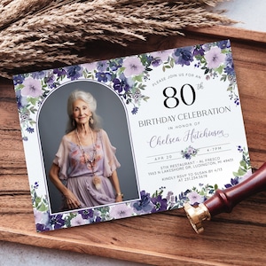 Puede incluir: Invitaci&oacute;n de cumplea&ntilde;os floral p&uacute;rpura con una foto de una mujer con un vestido morado. La invitaci&oacute;n dice "Por favor, &uacute;nase a nosotros para una celebraci&oacute;n de cumplea&ntilde;os n&uacute;mero 80 en honor a Chelsea Hutchinson".