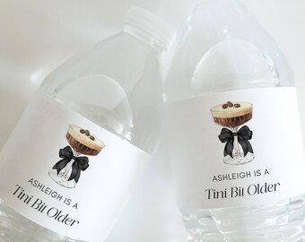 Modèle d'étiquette de bouteille d'eau Martini noir avec nœud expresso - Décoration d'anniversaire Tini Bit Older - Modifiable, téléchargement 5009BL-BP