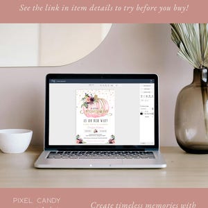 Puede incluir: Un dise&ntilde;o digital para una invitaci&oacute;n de baby shower con una calabaza rosa con purpurina dorada y detalles florales. El texto dice "&iexcl;Una peque&ntilde;a calabaza est&aacute; en camino!"