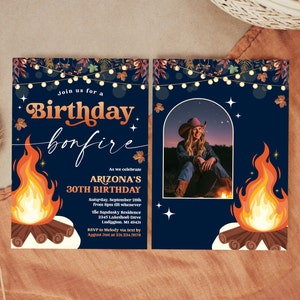 Può includere: Un invito blu navy per un falò di compleanno per il 30° compleanno. Il design include una foto di una persona con un cappello da cowboy, una grafica del falò e il testo "Join us for a Birthday bonfire".