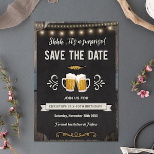 Überraschungs-Cheers and Beers Geburtstag Save the Date - Tafel + Holz - Bearbeitbarer Digitaler Download CBEP