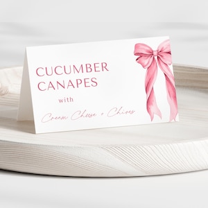 Modelo de cartão de buffet de rótulo de comida com laço rosa editável - Chá de panela She's Tying the Knot - Chá de panela moderno com fita rosa 5011PBDS