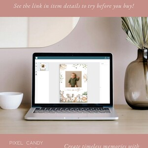 Peut inclure: Un ordinateur portable affiche une carte photo d'un b&eacute;b&eacute; d'un mois sur le th&egrave;me des animaux de safari. La carte pr&eacute;sente une photo de b&eacute;b&eacute;, le texte "one month" et des illustrations de girafes, d'&eacute;l&eacute;phants et d'autres animaux. Le texte "EDIT &bull; DOWNLOAD &bull; PRINT" est &eacute;galement affich&eacute;.