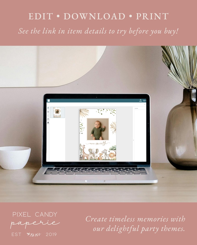 Peut inclure: Un ordinateur portable affiche une carte photo d'un b&eacute;b&eacute; d'un mois sur le th&egrave;me des animaux de safari. La carte pr&eacute;sente une photo de b&eacute;b&eacute;, le texte "one month" et des illustrations de girafes, d'&eacute;l&eacute;phants et d'autres animaux. Le texte "EDIT &bull; DOWNLOAD &bull; PRINT" est &eacute;galement affich&eacute;.
