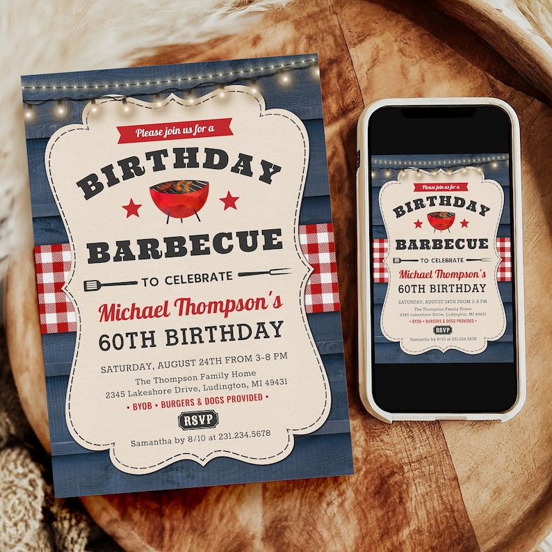 Op de afbeelding: Een rood-wit-blauwe verjaardagsinvitation voor een barbecue met een grill en sterren. De uitnodiging is voor de 60e verjaardag van Michael Thompson en bevat de datum, tijd en locatie van het evenement. Er staat ook "BYOB - Burgers & Dogs Provided".