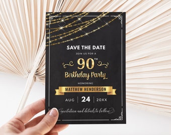 Puede incluir: Tarjeta de guardar la fecha negra y dorada con una cadena de luces y el texto "Save the Date", "Join us for a 90th Birthday Party", "Honoring Matthew Henderson", "Aug | 24 | 20XX" y "Invitation and details to follow".