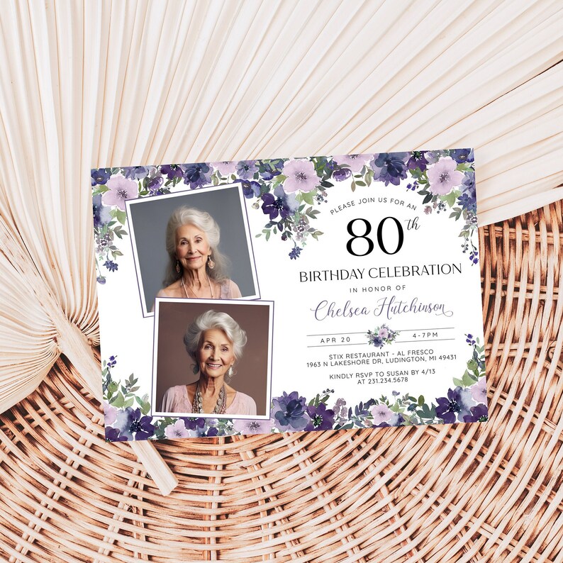 Puede incluir: Una invitaci&oacute;n de cumplea&ntilde;os floral morada con dos fotos de una mujer. La invitaci&oacute;n dice "Por favor, &uacute;nase a nosotros para una celebraci&oacute;n de cumplea&ntilde;os n&uacute;mero 80 en honor a Chelsea Hutchinson. 20 de abril, de 4 a 7 pm. Stix Restaurant - Al Fresco, 1963 N Lakeshore Dr, Ludington, MI 49431. Por favor, confirme su asistencia con Susan antes del 13 de abril al 231.234.5678."