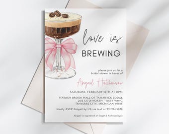 Plantilla de invitación para despedida de soltera con martini espresso y lazo rosa - El amor se está gestando - Descarga digital editable 5009E
