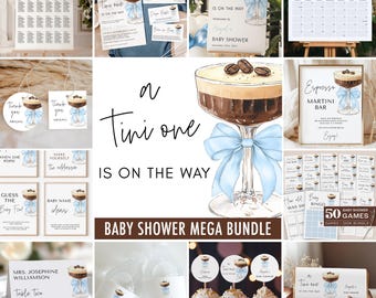 Könnte beinhalten: Ein Baby Shower Mega-Paket in blau-weißer Farbgebung. Das Paket enthält eine Vielzahl von Artikeln wie Einladungen, Spiele, Dekorationen und Geschenke. Das Thema der Party ist "A Tini One is on the Way" und zeigt ein Cocktailglas mit einer blauen Schleife und Kaffeebohnen.