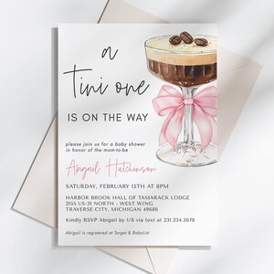 Invito baby shower Espresso Martini - Tema baby shower per bambine - Un piccolo è in arrivo - Download digitale modificabile 5009CP-BBS