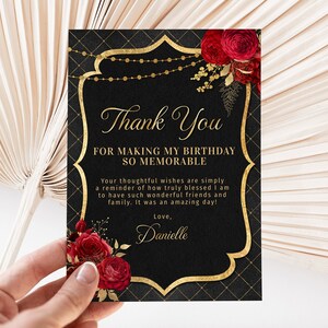 Peut inclure: Carte de remerciement noire avec des accents dor&eacute;s et un motif floral rouge. Le texte dit "Merci d'avoir rendu mon anniversaire si m&eacute;morable. Vos v&oelig;ux attentionn&eacute;s sont tout simplement un rappel de la chance que j'ai d'avoir des amis et une famille formidables. C'&eacute;tait une journ&eacute;e incroyable ! Avec amour, Danielle."