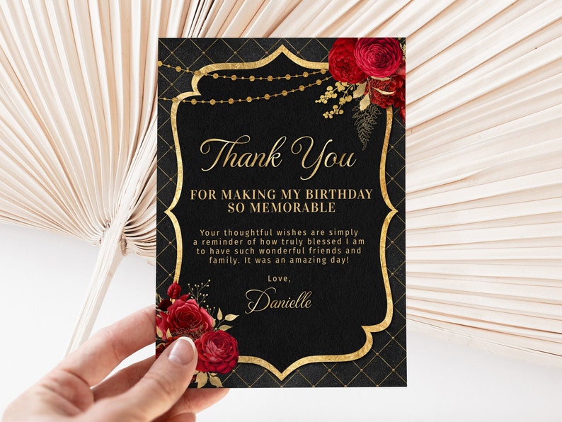 Peut inclure: Carte de remerciement noire avec des accents dor&eacute;s et un motif floral rouge. Le texte dit "Merci d'avoir rendu mon anniversaire si m&eacute;morable. Vos v&oelig;ux attentionn&eacute;s sont tout simplement un rappel de la chance que j'ai d'avoir des amis et une famille formidables. C'&eacute;tait une journ&eacute;e incroyable ! Avec amour, Danielle."