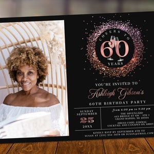 Prost 60. Geburtstags-Foto-Einladung SIXTY Party Rose Gold Glitter funkeln Rosa Champagner Digitaler Sofort-Download 13x18 Vorlage BP108C
