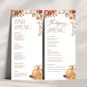以下が含まれることがあります： 花柄とカボチャのイラストが描かれた感謝祭のメニュー。メニューは、前菜、メイン、デザートで構成されています。前菜には、セージとタイム風味の南瓜スープ、ピタパンとクルディテ添えの南瓜フムス、メープルシロップでローストした芽キャベツがあります。メインには、南瓜バターソースでローストした七面鳥、南瓜とセージの詰め物、グレービーソースをかけたマッシュポテト、ハチミツで煮込んだニンジン、ローストしたバターナッツかぼちゃがあります。デザートには、ホイップクリーム添えの南瓜パイ、バニラアイスクリーム添えのアップルクリスプ、チョコレートヘーゼルナッツタルトがあります。