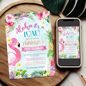 Puede incluir: Una invitación tropical de color azul y verde con un flamenco rosa con detalles de purpurina dorada. La invitación dice "Aloha it's a Luau hula on over for Ashleigh's Fifth Birthday!" con detalles para el evento, incluyendo la fecha, la hora, la dirección y la información de RSVP. La invitación también incluye el texto "Don't forget your swimsuit!"