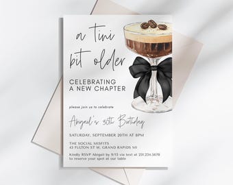 Invitación de cumpleaños con moño negro para espresso martini - Tini Bit Older - Cócteles Dirty Thirty - Descarga digital editable 5009BL2