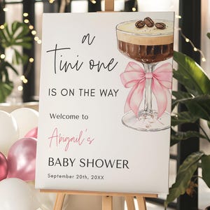 Modello di cartello di benvenuto per baby shower Pink Bow Espresso Martini - Baby shower per bambine - Un piccolo è in arrivo - Download digitale 5009CP-BBS