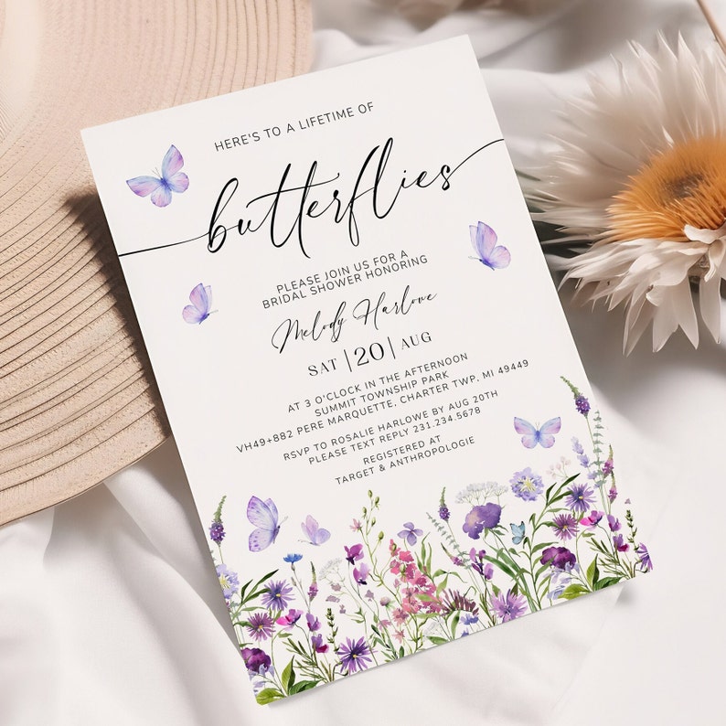 Puede incluir: Una invitaci&oacute;n blanca con mariposas moradas y azules y detalles florales. El texto dice "Here's to a lifetime of butterflies" y "Please join us for a bridal shower honoring Melody Harlove". La fecha es el s&aacute;bado 20 de agosto. La invitaci&oacute;n incluye la ubicaci&oacute;n y la informaci&oacute;n de RSVP.