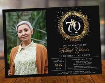 Puede incluir: Una invitación de cumpleaños número 70 en negro y dorado. La invitación presenta una foto de una mujer, el texto "Cheers to 70 Years" y detalles del evento, incluida la fecha, la hora y el lugar.