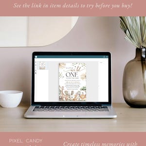 Może przedstawiać: Laptop wyświetlający zaproszenie na baby shower z motywem safari. Zaproszenie zawiera tekst "A Little Wild One Is On The Way" z ilustracjami zwierząt. Na drewnianym biurku, z białą miską i wazonem.
