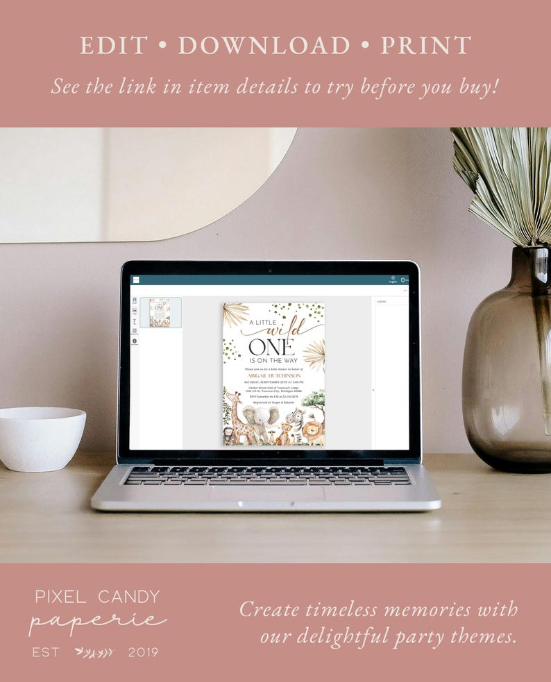 Może przedstawiać: Laptop wyświetlający zaproszenie na baby shower z motywem safari. Zaproszenie zawiera tekst "A Little Wild One Is On The Way" z ilustracjami zwierząt. Na drewnianym biurku, z białą miską i wazonem.