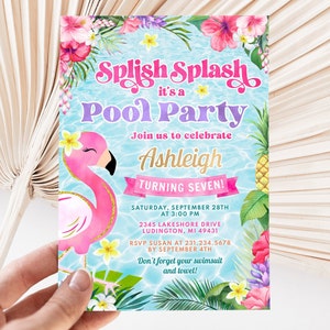 Puede incluir: Una invitación a una fiesta de piscina con un flotador de flamenco rosa con detalles de purpurina sobre un fondo azul y blanco. La invitación dice "Splish Splash it's a Pool Party" e incluye el nombre Ashleigh, la edad 7, y la fecha y hora de la fiesta.