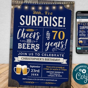 Op de afbeelding: Een blauwe en gouden verjaardagsuitnodiging met een rustieke houtnerf achtergrond. De uitnodiging luidt "Sst... Het is een verrassing! Proost op 70 jaar!" en bevat een datum, tijd en locatie voor het evenement. De uitnodiging bevat ook een klein beeld van twee bierglazen.