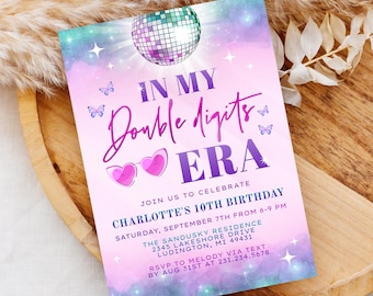 Pode incluir: Um convite de aniversário rosa e roxo com uma bola de discoteca e o texto "In My Double Digits Era". O convite é para o 10º aniversário de Charlotte, no sábado, 7 de setembro, das 18h às 21h, na The Sandusky Residence, 2345 Lakeshore Drive, Ludington, MI 49431. Confirme sua presença com Melody por mensagem de texto até 31 de agosto no 231.234.5678.