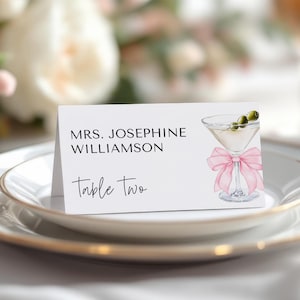 Plantilla para tarjeta de lugar con moño rosa para Martini: un poco más cerca de la decoración de la despedida de soltera Happily Ever After: descarga editable 5009BP