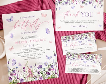 Może przedstawiać: Zaproszenia i kartki na baby shower z motywem motyla. Na zaproszeniu widnieje napis "a sweet little butterfly is on the way!" i zawiera szczegóły dotyczące wydarzenia. Kartki zawierają podziękowania, loterię pieluszkową i prośby o książki dla dziecka. Projekt zawiera fioletowe i różowe akcenty kwiatowe i motyle.