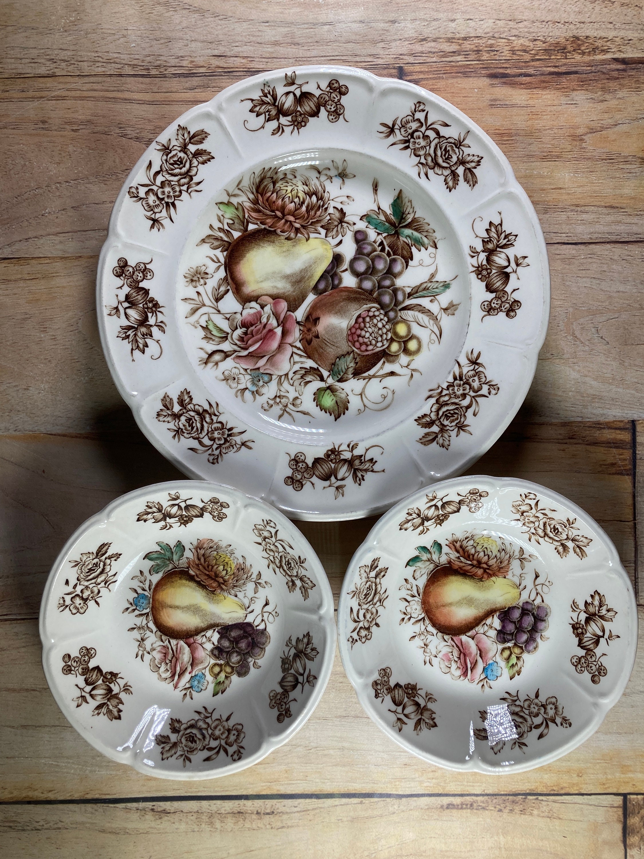 ジョンソンブラザーズ（Johnson Brothers） フルーツ食器セット Vintage Johnson Brothers Fruit Sampler Dinner and Bread Plates