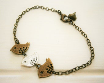 Bracciale charm per uccelli a tre passeri placcati in bronzo e argento antico / bracciale Boho / bracciale ispirato alla natura / gioielli woodland / gioielli da sposa