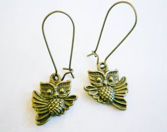 Antyczna brązowa sowa na antycznych brązowych kolczykach z drutu nerkowego/kolczyki wiszące/biżuteria boho/biżuteria leśna/inspirowane naturą