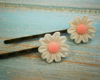 White Daisy Hair Clips/White Flower Hair Clips /Hair Accessories/Wedding Accessories/Shabby Chic/Vintage Style Hair Clips/Bridesmaid Gift