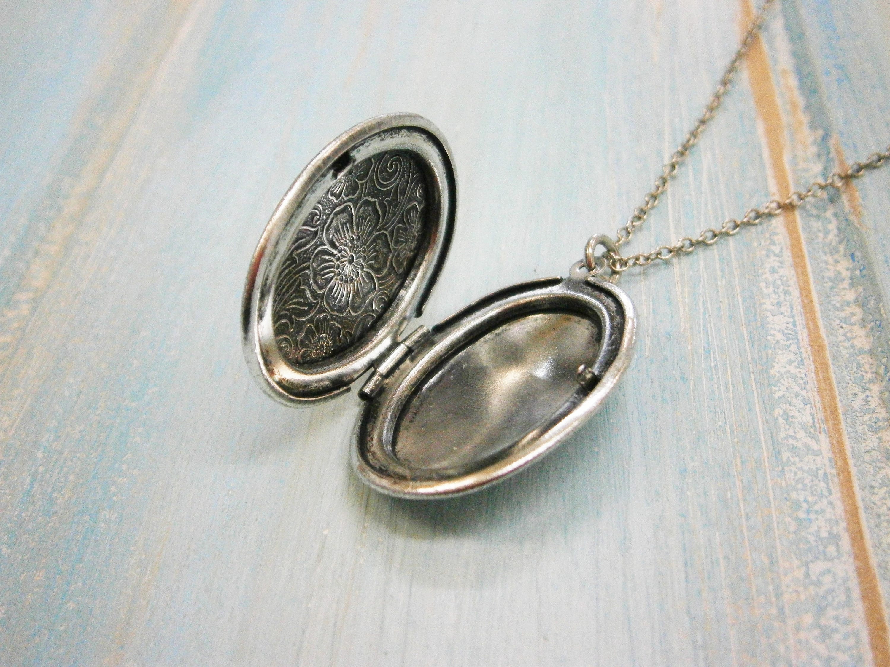 Floral Oval Locket Necklace/Antique Silver Plating Photo Locket
