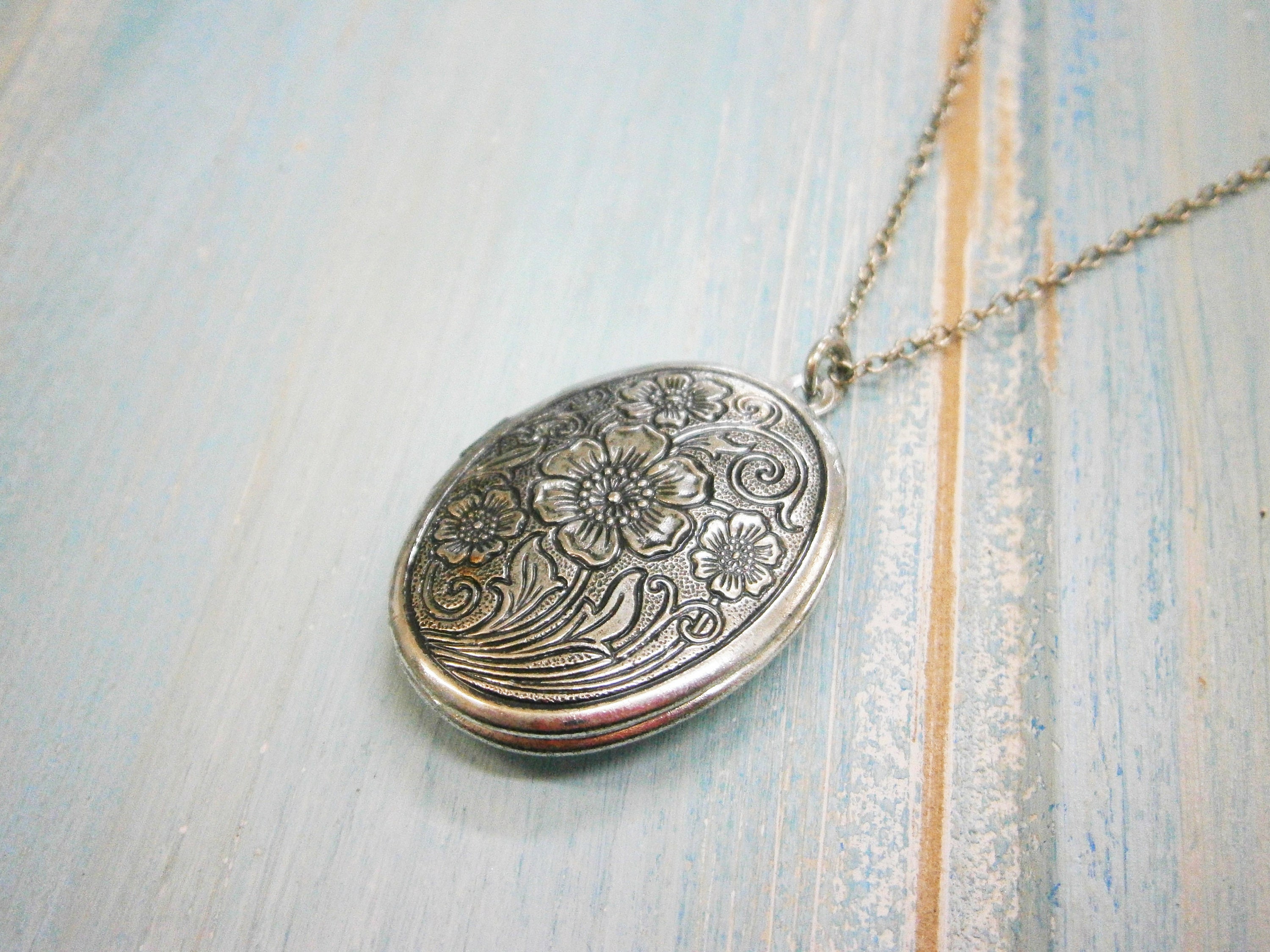 Floral Oval Locket Necklace/Antique Silver Plating Photo Locket