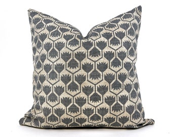 Federa per cuscino floreale grigio acciaio e lino, cuscino beige e grigio, cuscino con motivo floreale, cuscino beige con decorazioni artistiche