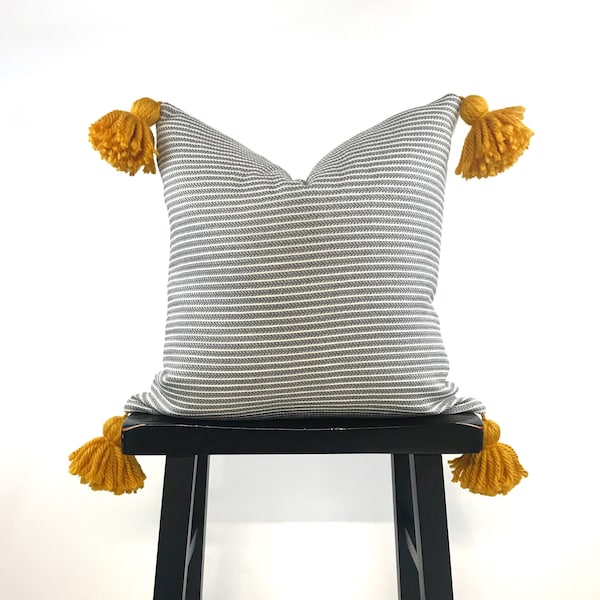 Taie d'oreiller à grosses houppes jaune moutarde et rayures grises