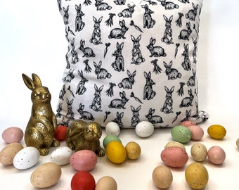 Funda de almohada de conejito crema y negro, almohada en blanco y negro, almohada de Pascua, almohada para guardería, almohada con animales del bosque, almohada minky