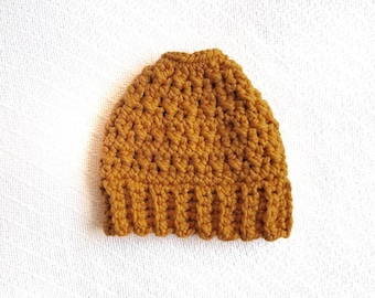 Gorro de moño desordenado de crochet amarillo mostaza hecho a mano: gorro de cola de caballo para mujer con nudo superior