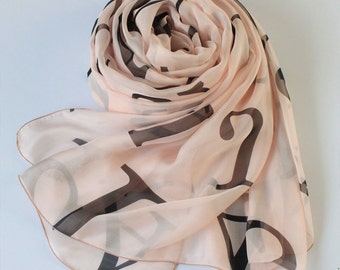 Foulard en soie rose clair avec grand imprimé lettre latine - Lettre imprimée Peach Puff Silk Scarf - AS63