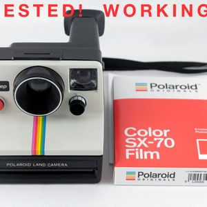 Vintage Polaroid OneStep SX-70 Appareil photo instantané blanc à rayures arc-en-ciel avec un paquet de nouveau film couleur Polaroid SX-70 Testé et fonctionnel image 1