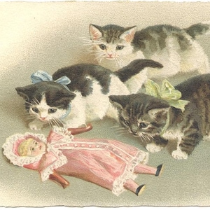 Carte Postale Ancienne, Chats Humanisés avec Poupée, Chatons, Chromo Lithographie, Illustrateur Circa 1923